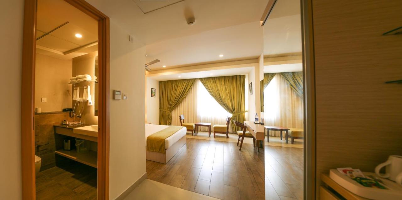Raj Riveria Hotel Muvattupuzha Exterior photo