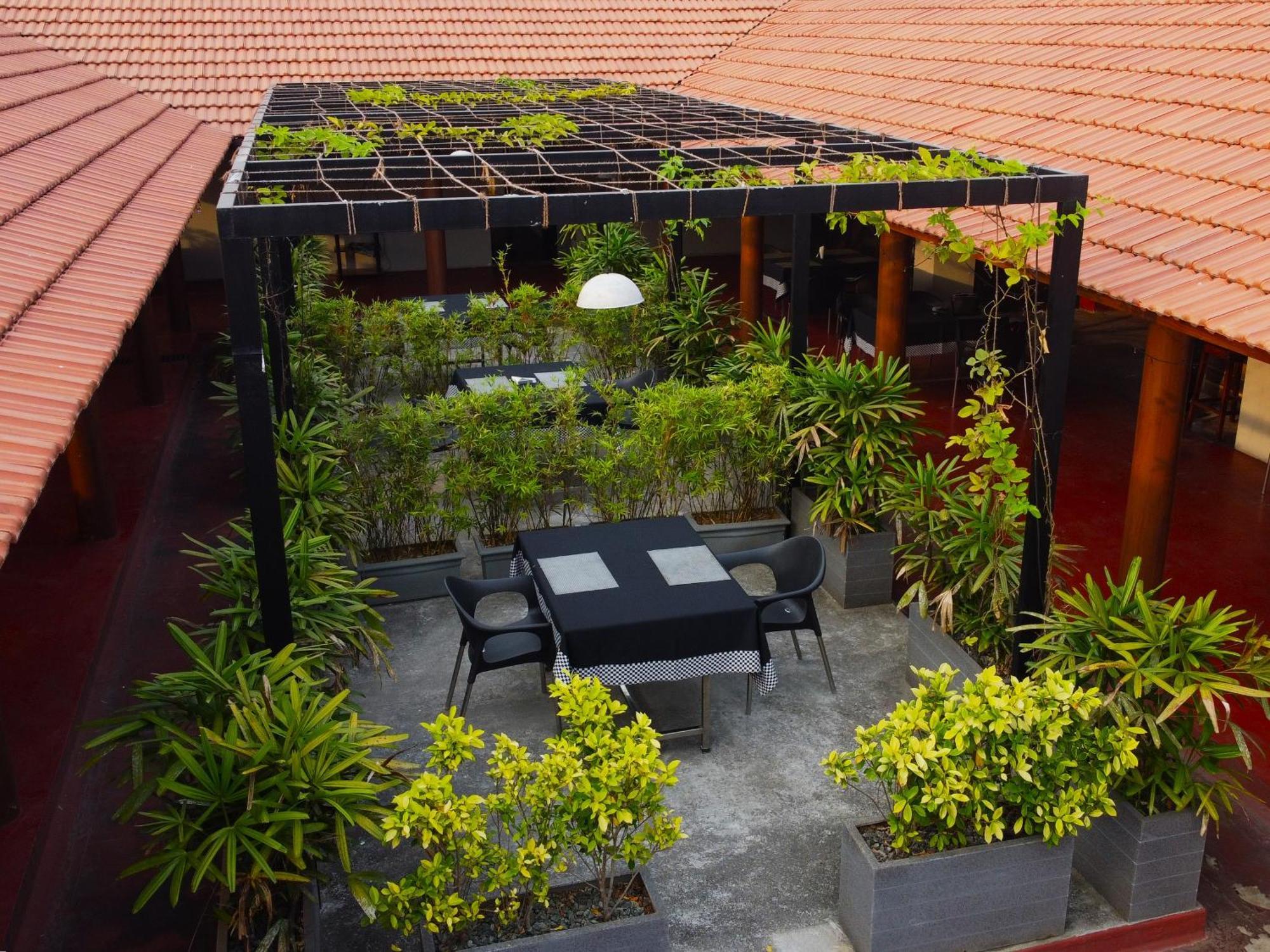 Raj Riveria Hotel Muvattupuzha Exterior photo